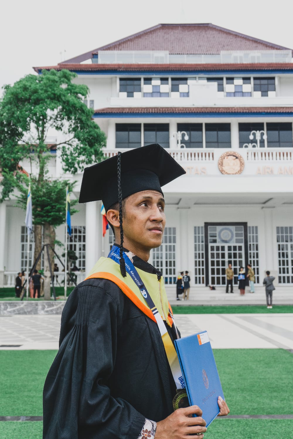 Alfian Andhika Yudhistira mengenakan toga wisuda Magister UNAIR